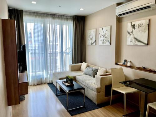 Condo 3 min walk to BTS Sky pool Gym Wifi Self check in at pickup point