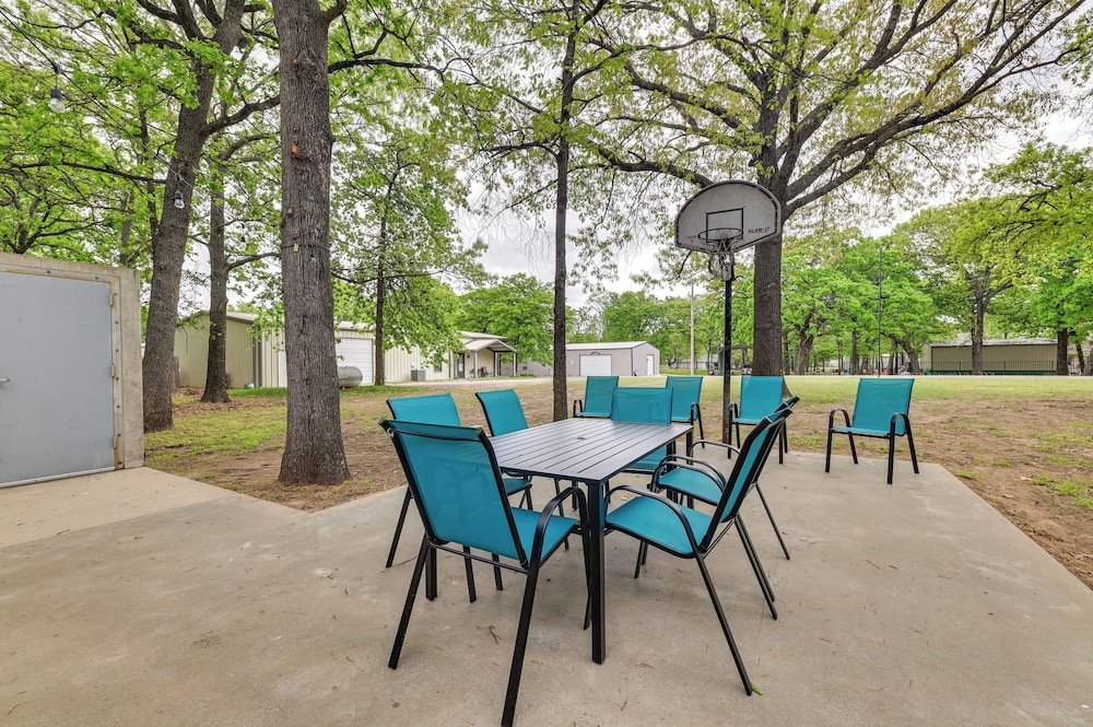 5 Blocks to Beach Access: Sanders Island Getaway in Kingston, United States