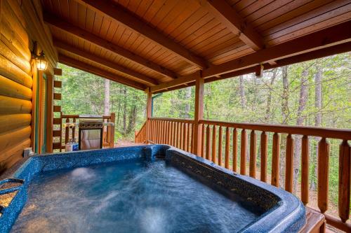 Retreat w Hot Tub Fire Pit Pool Table Foosball — 4-Star Luxury Hotel in Sevierville, United States