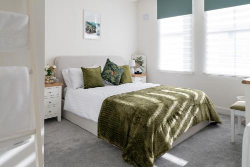 Bright and Spacious 2 Bed Apartment — 4-Star Luxury Hotel in Sherborne, United Kingdom