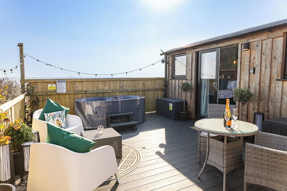 Willows Rest 1 Bed Shepherds Hut Pentlepoir in Saundersfoot, United Kingdom