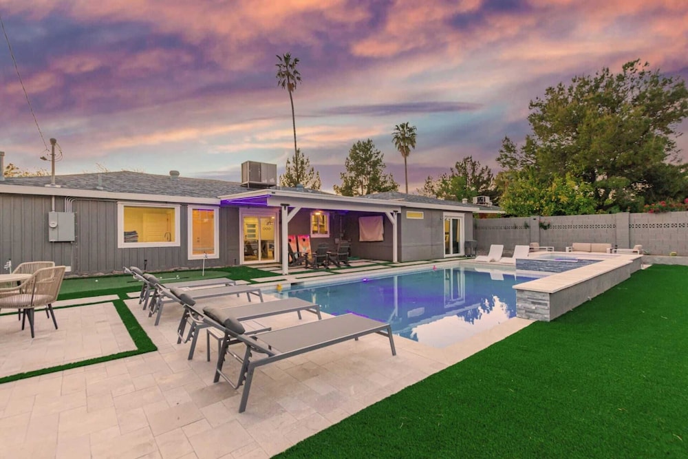 Sunsets on 11th by Avantstay Resort style Pool Hot Tub Game Room - photo 13