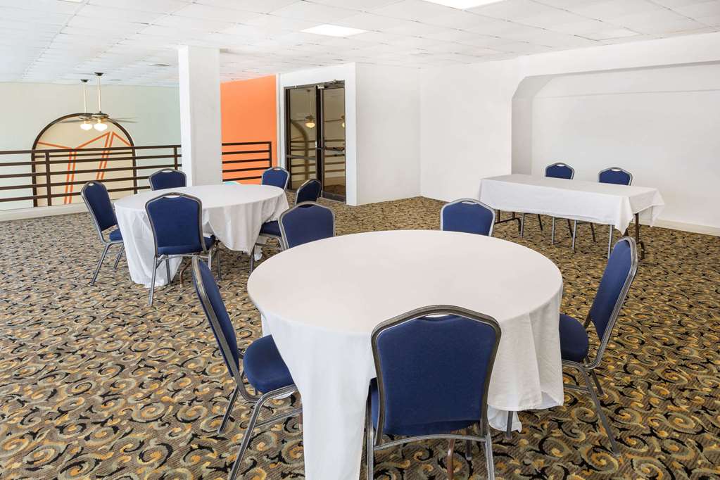 Howard Johnson by Wyndham Williamsburg - photo 12
