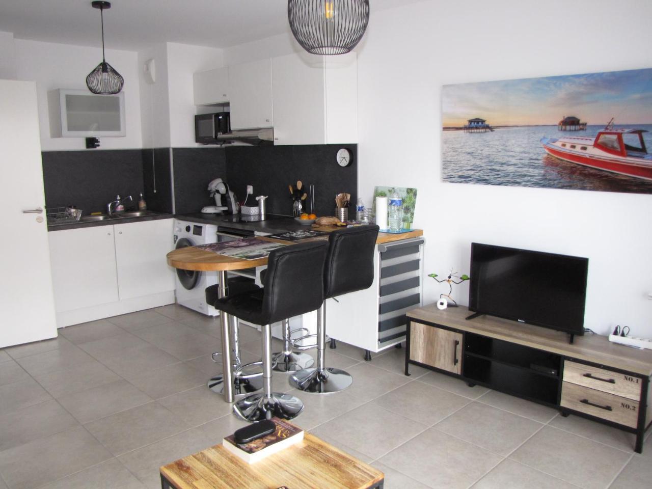 Bel Appartement Sur Le Bassin D'arcachon a 2km de la Mer — 4-Star Luxury Hotel in La Teste-De-Buch, France