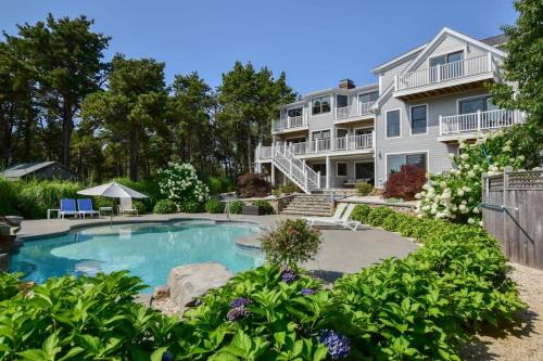 Water Views Heated Pool & Hot Tub — 4-Star Luxury Hotel in Wellfleet, United States
