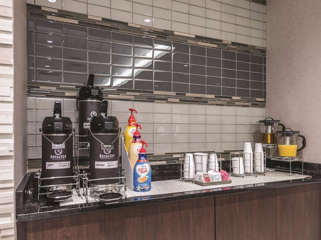 La Quinta Inn & Suites by Wyndham Cincinnati Sharonville - photo 50