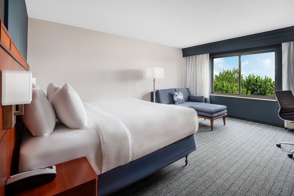 Courtyard by Marriott Manchester Boston Regional Airport - photo 14