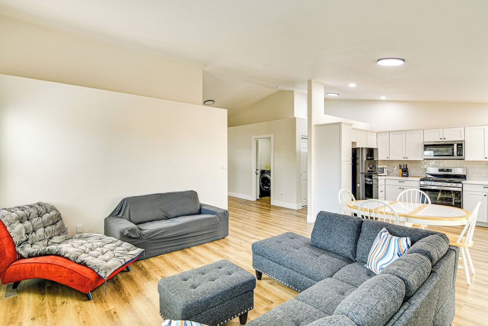 1 Mi to Pioneer Crossing Casino: Fernley Retreat — hotel in Fernley
