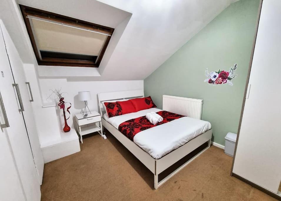 F1 5GH Setup for your most relaxed & amazing stay Free Parking Free Fast WiFi — 4-Star Luxury Hotel in Leeds, United Kingdom