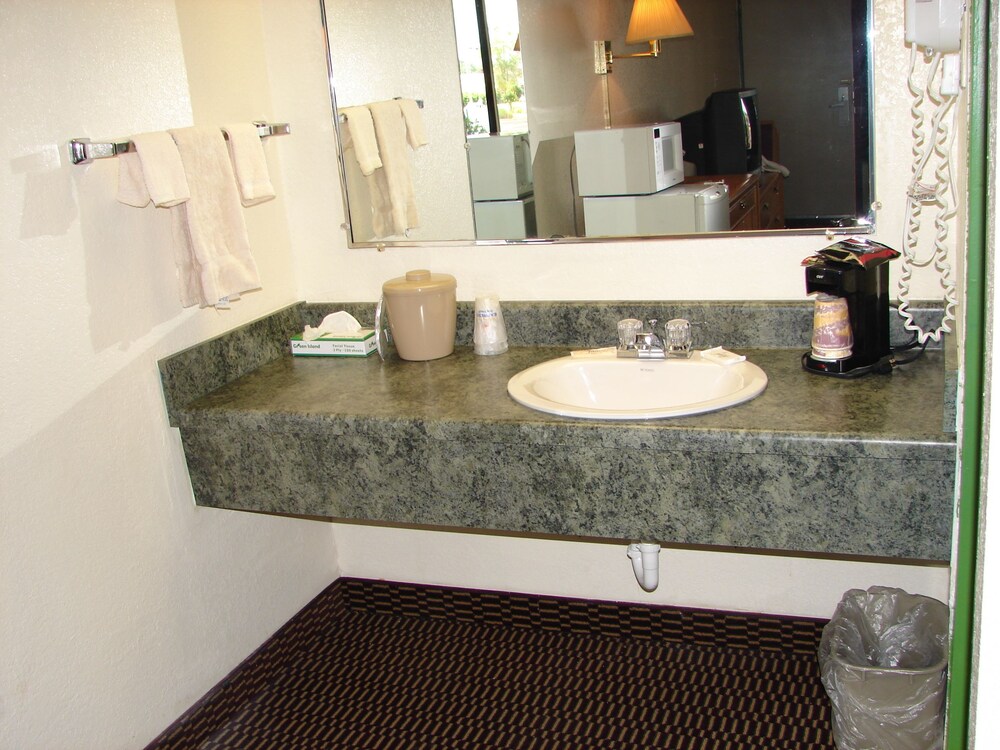 Columbus Inn & Suites - photo 12