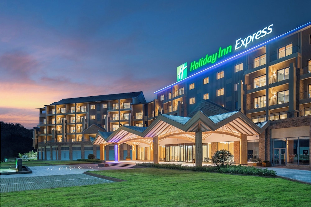 Holiday Inn Express Wawu Mountain in Meishan, People's Republic of China