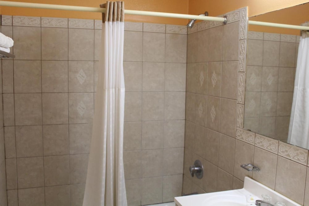 Hutchinson Inn - photo 22