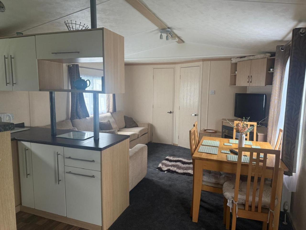 6 Bed Static Carvan Seawick Holiday Park 20675123 — Saint Osyth