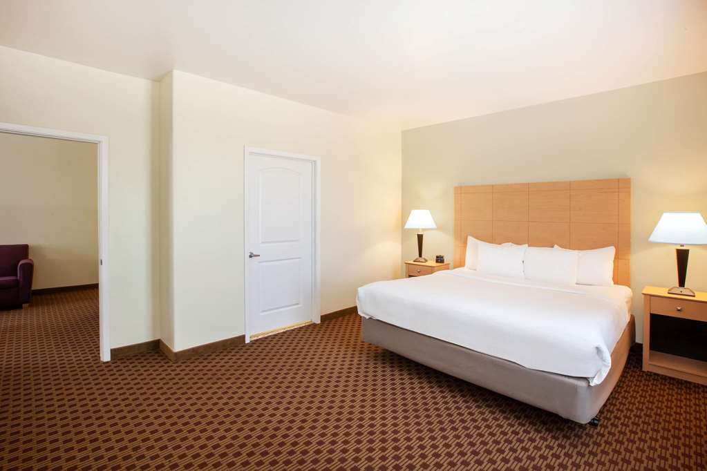 La Quinta Inn & Suites by Wyndham Odessa North - photo 24