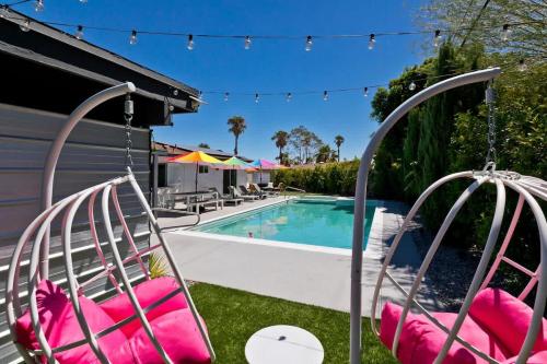 Quintessential Family Palm Springs Salt Pool Spa Casita in Palm Springs, United States