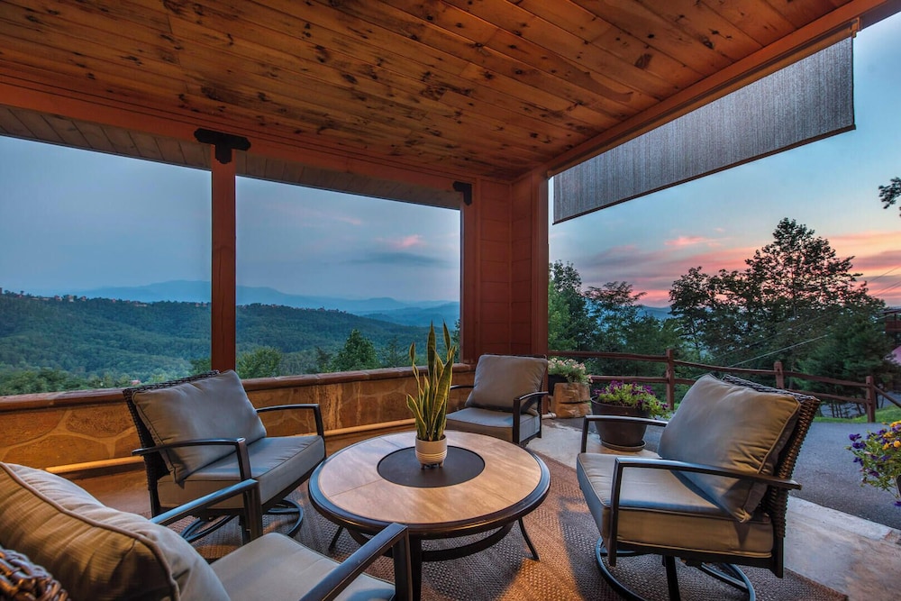 Sky High View - carbon neutral hotel in Sevierville