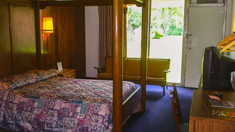 Kings Inn Cleveland - photo 20