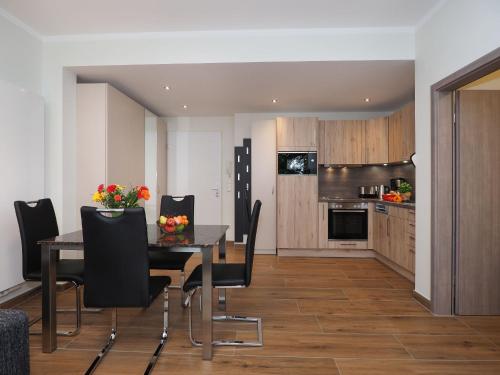 Kaiservillen Heringsdorf 2 Raum Ferienwohnung mit 1 Schlafzimmer und Terrasse DG22 — 4-Star Luxury Hotel in Heringsdorf, Germany