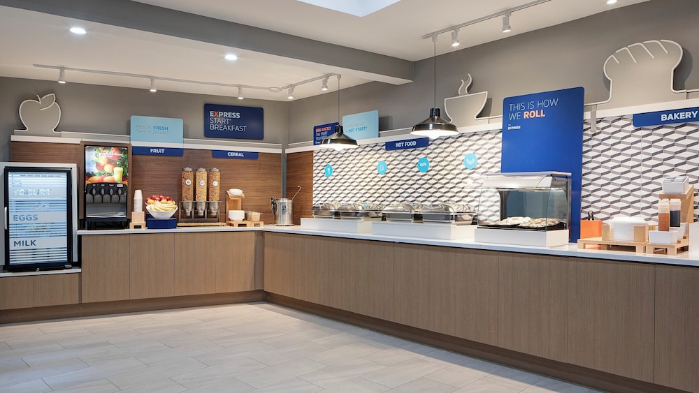 Holiday Inn Express Dallas Medical Market Center by IHG - photo 46