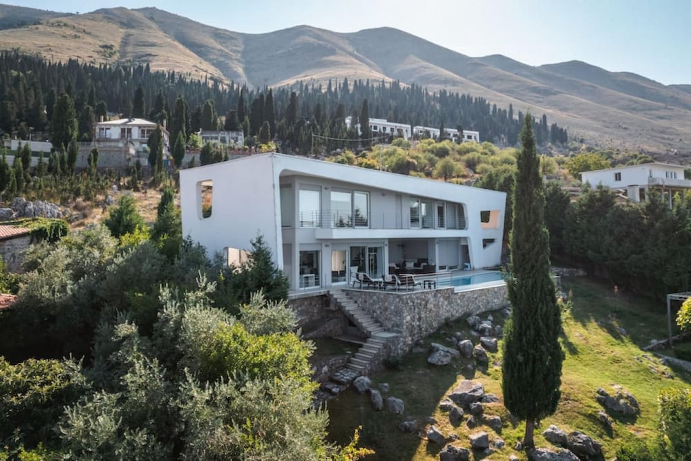 Exclusive Lake Villa by PikHost — 4-Star Luxury Hotel in Shkoder, Albania