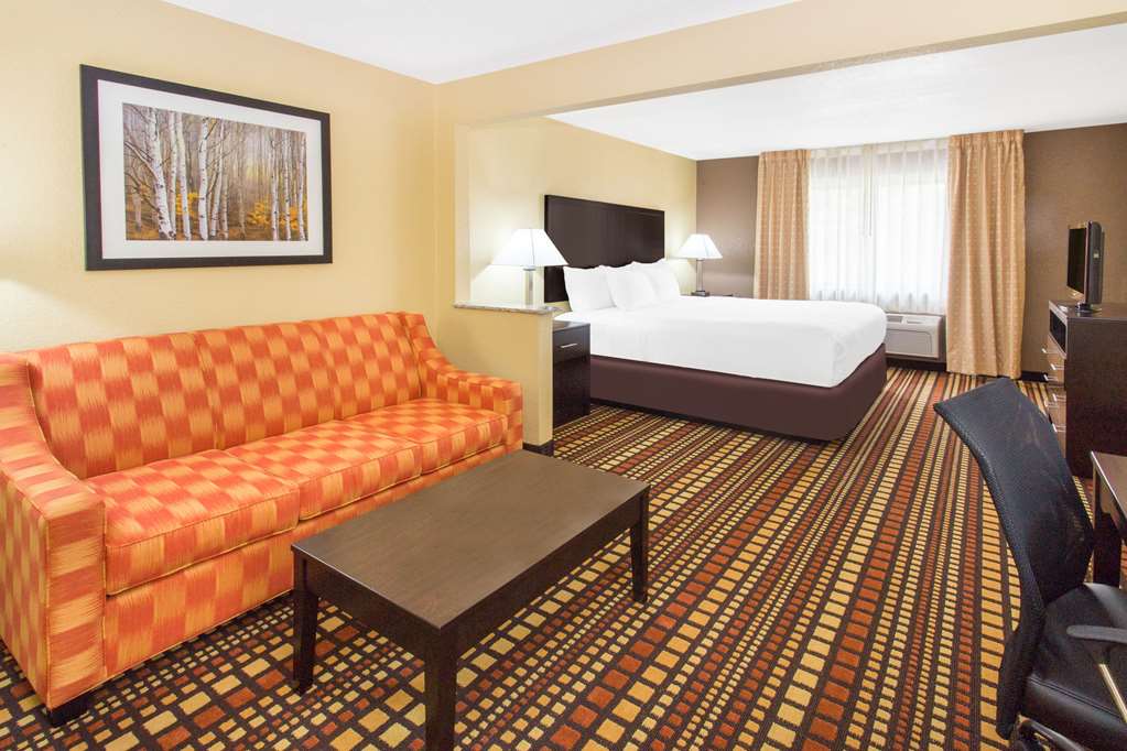 Days Inn & Suites by Wyndham Davenport East - photo 11