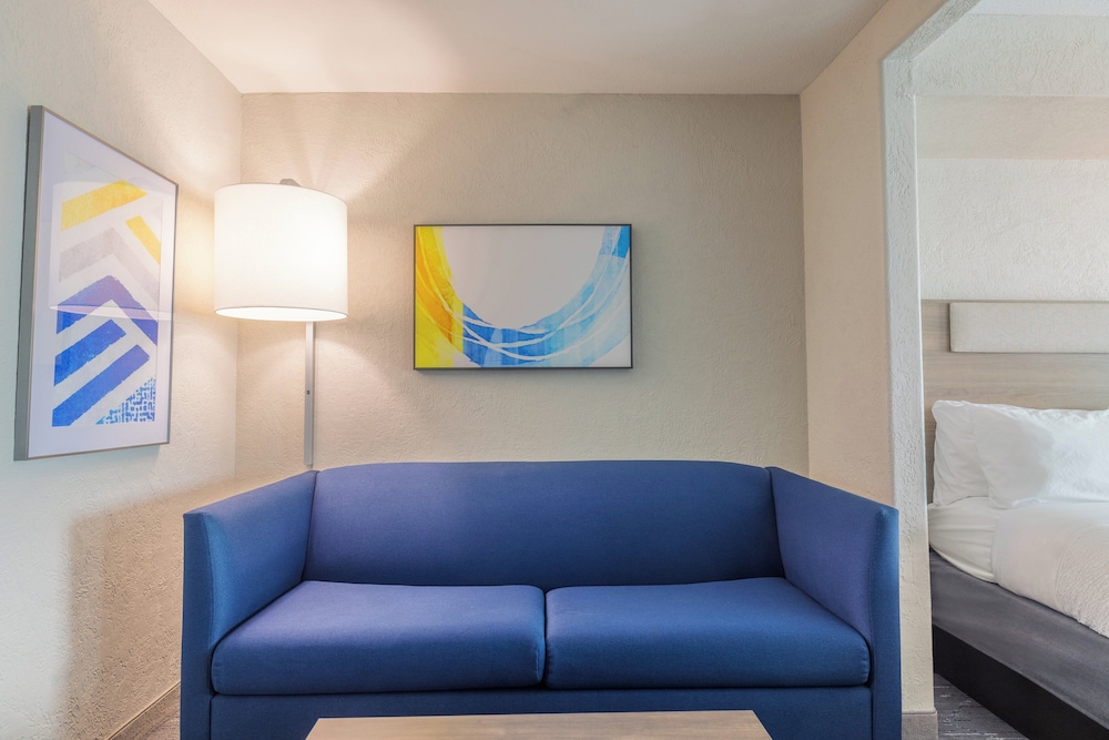 Holiday Inn Express and Suites Kansas City Airport by IHG - photo 5