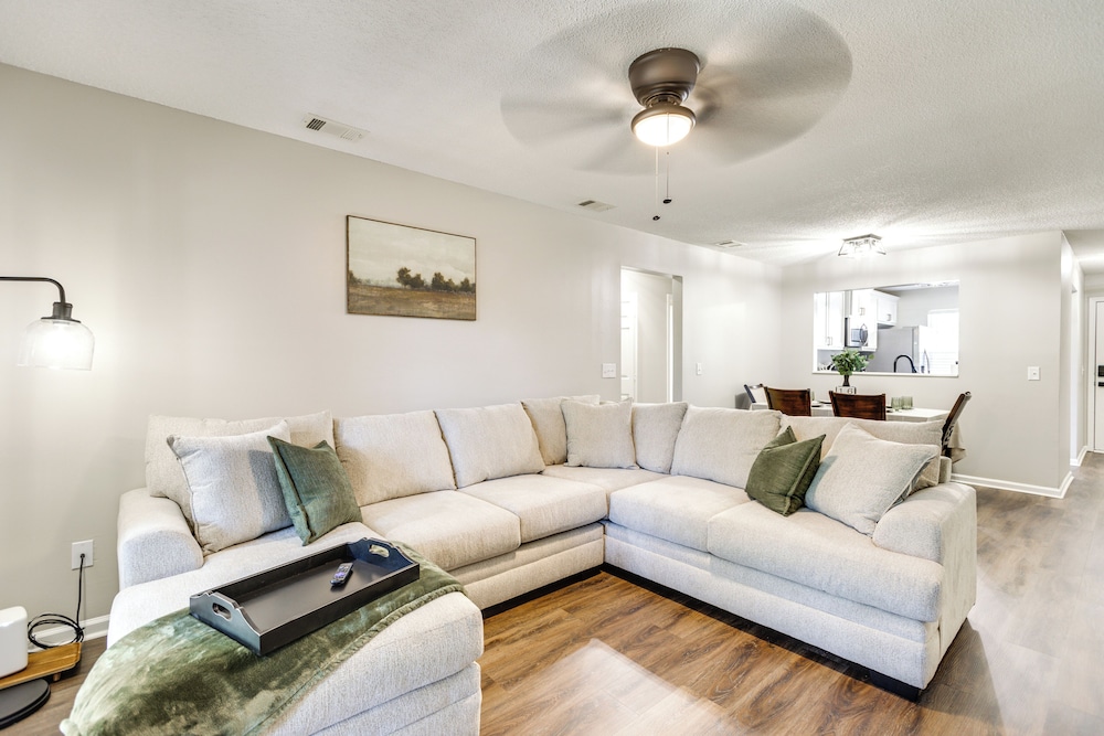 2 Mi to Fort Stewart: Modern Hinesville Haven — 4-Star Luxury Hotel in Hinesville, United States