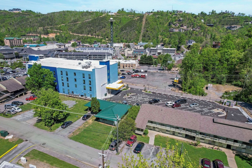 Comfort Suites Gatlinburg Downtown Convention Center - photo 100
