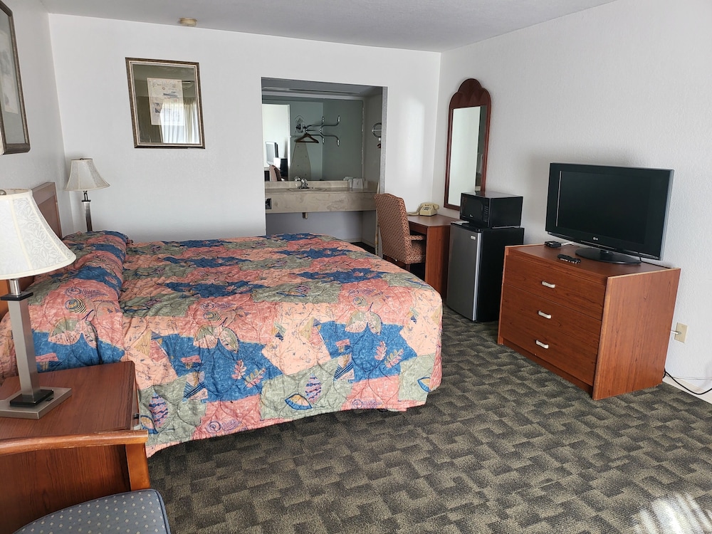 Blue Ribbon Inn and Suites - photo 13