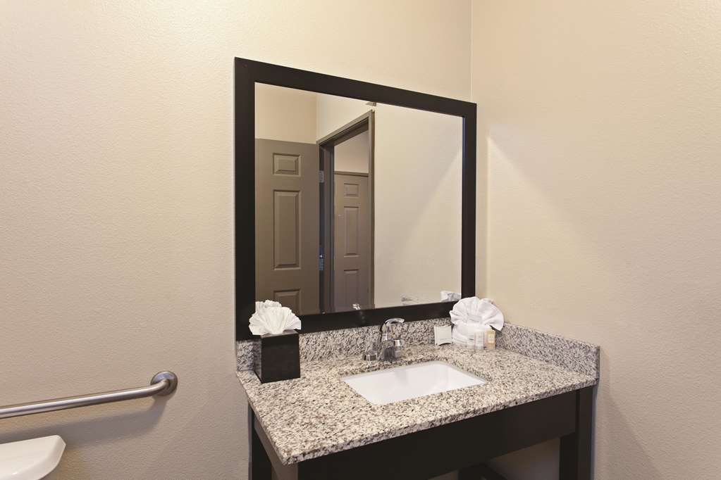 La Quinta Inn & Suites by Wyndham Los Banos - photo 17
