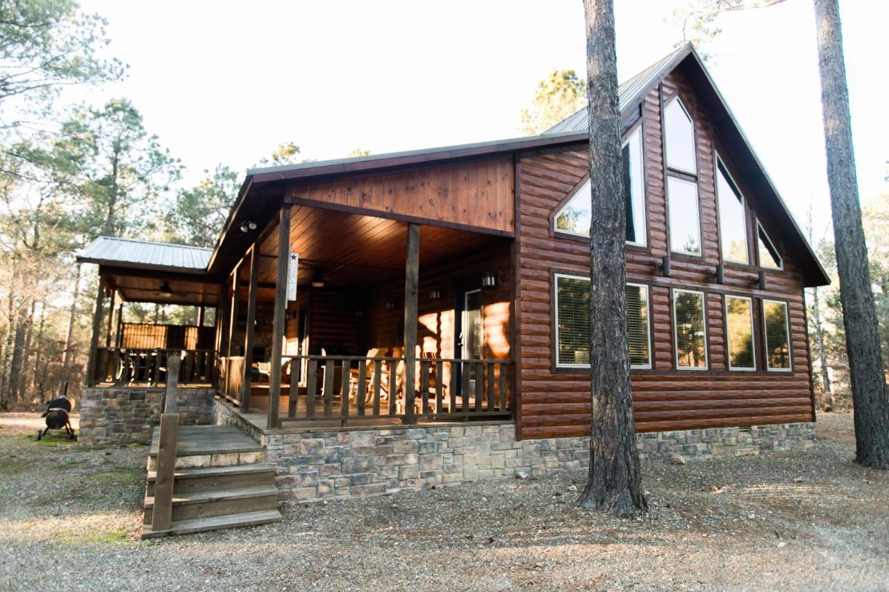 Nik's Nest 2 Bdrm 2 Bath Hot tub Fireplace 1Story Fire Pit Horseshoes — 4-Star Luxury Hotel in Broken Bow, United States