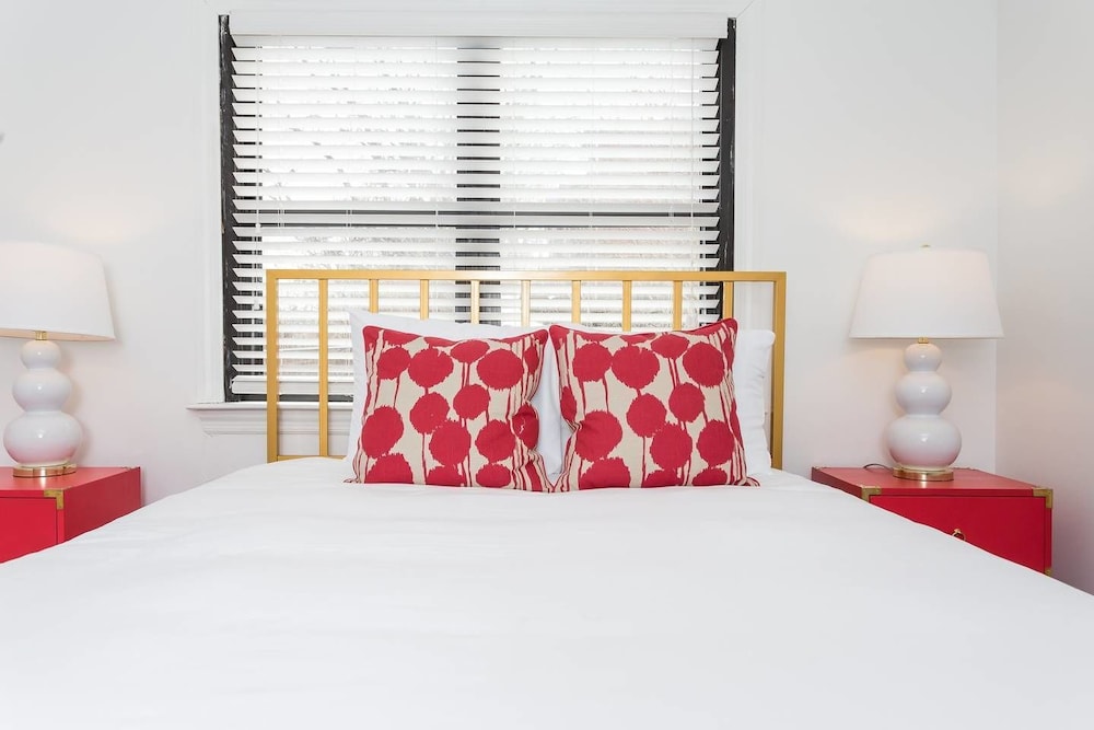 8 Bedrooms Comprised of 4 2BR Suites by Domio - photo 2