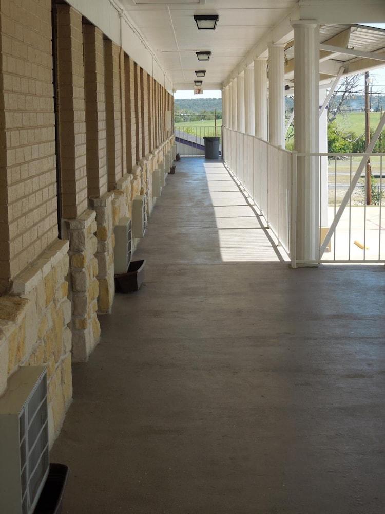 Relax Inn Mineral Wells - photo 23