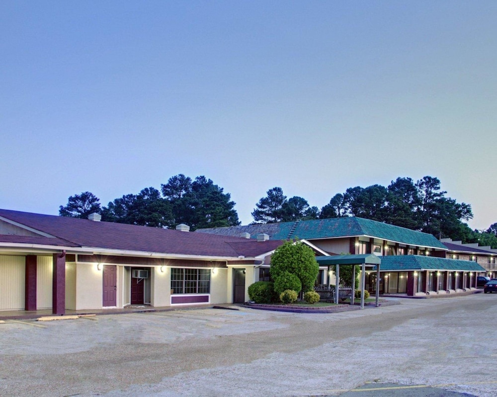 Econo Lodge & Conference Center - photo 4