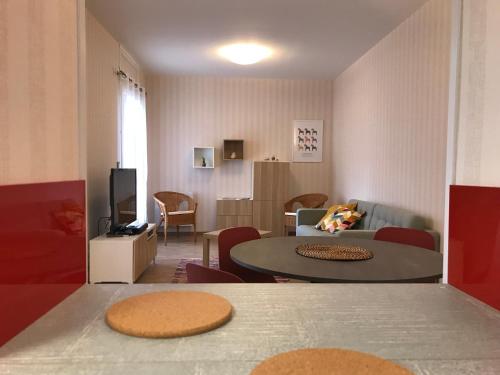 Le Mombrun Parking Prive Hypercentre Patio Interieur in Vichy, France