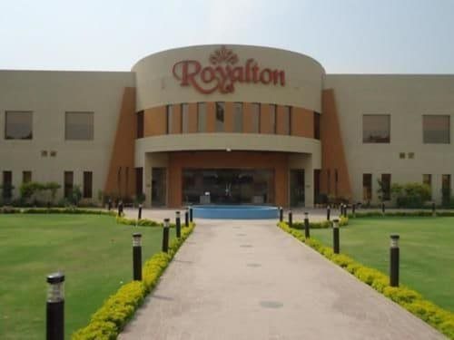 Royalton Hotel — hotel in Faisalabad