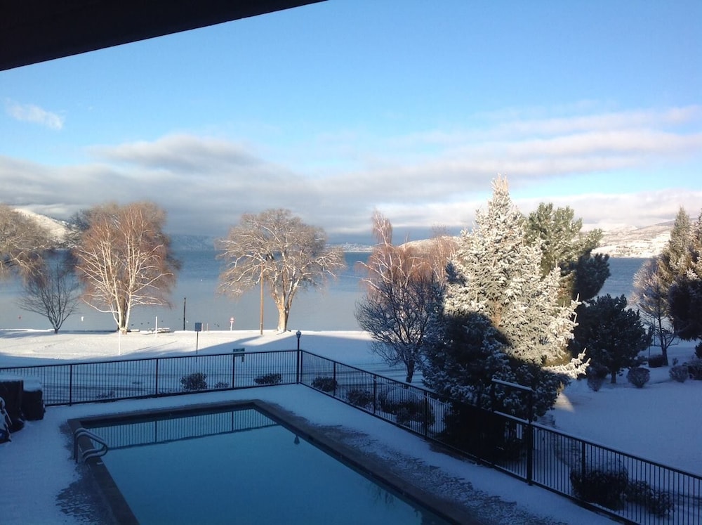 Lakeside Lodge And Suites - photo 97