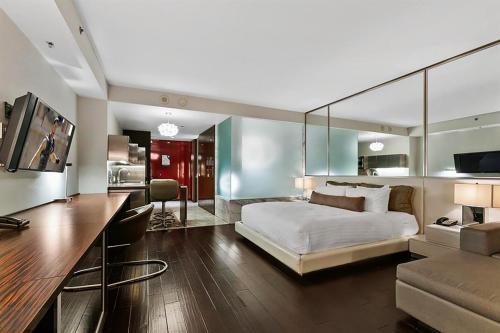 Palms Place Hotel StripView with Open Balcony 23