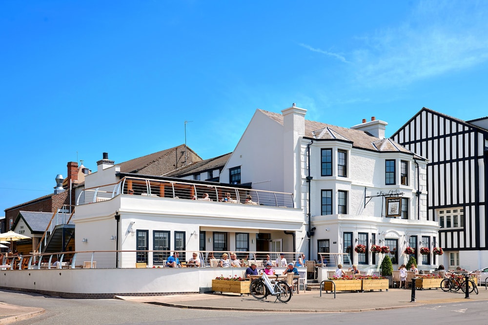 The Ship - carbon neutral hotel in Neston