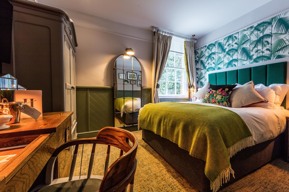 The Hand & Spear — 4-Star Luxury Hotel in Weybridge, United Kingdom