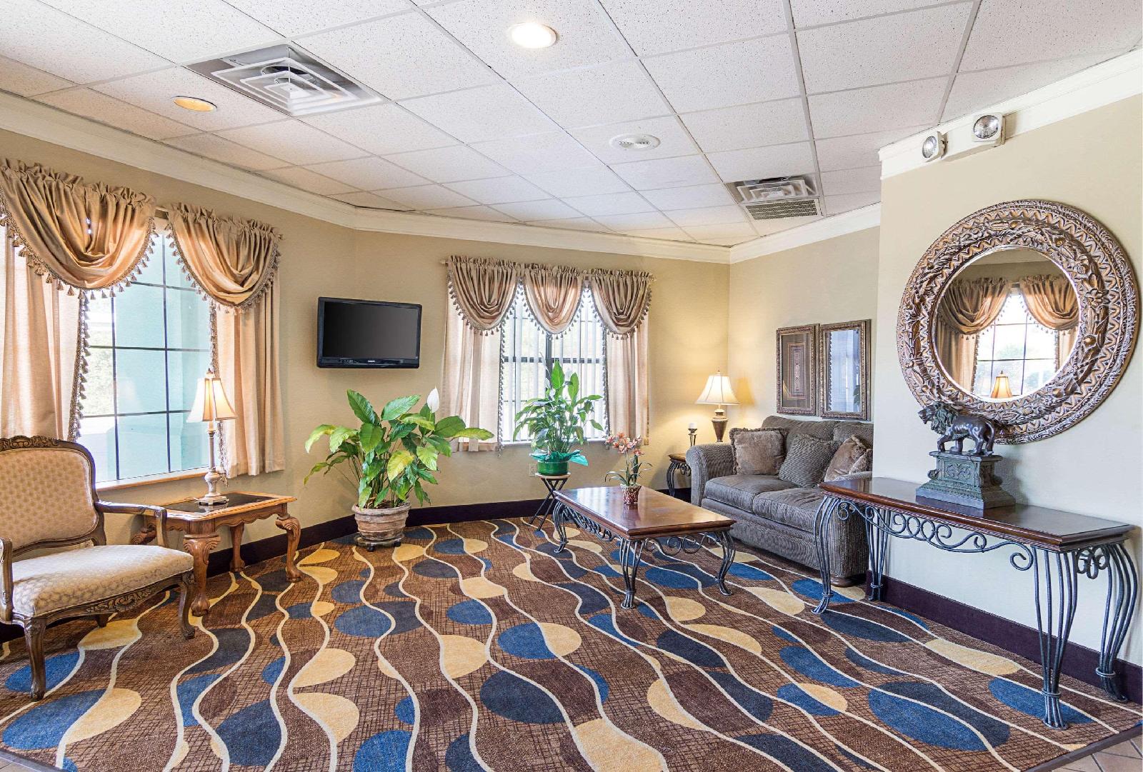 Econo Lodge - photo 16
