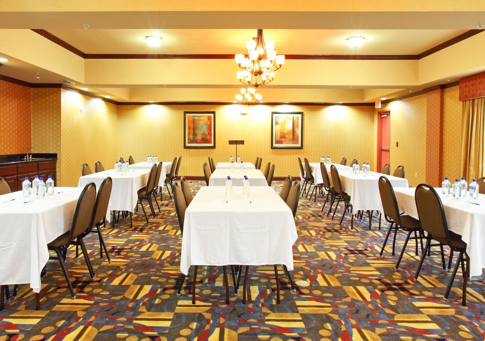 Holiday Inn Express Suites Van Buren Ft Smith Area by IHG - photo 70