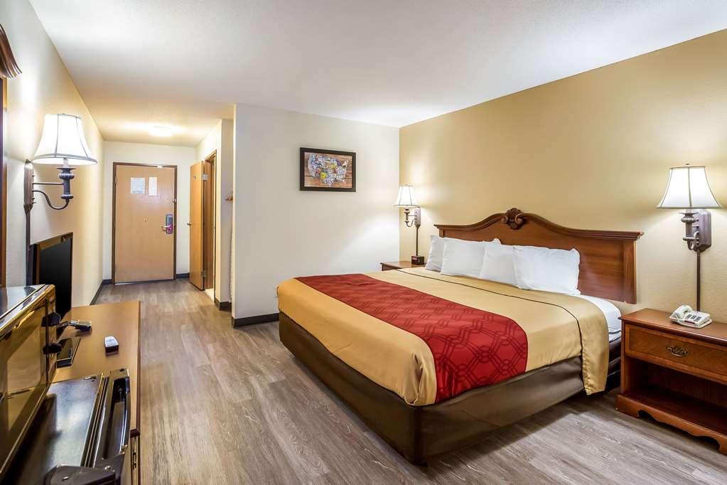 Econo Lodge Inn & Suites Fairview Heights St. Louis - photo 9