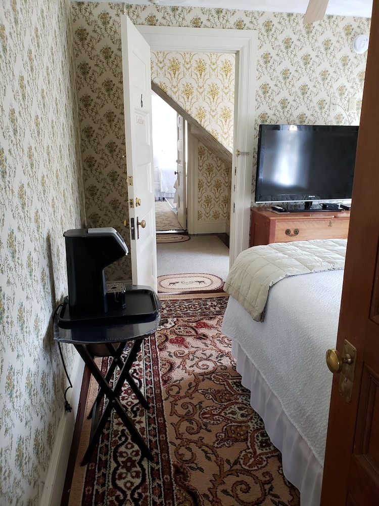 Moseley Cottage Inn & Town Motel - photo 16