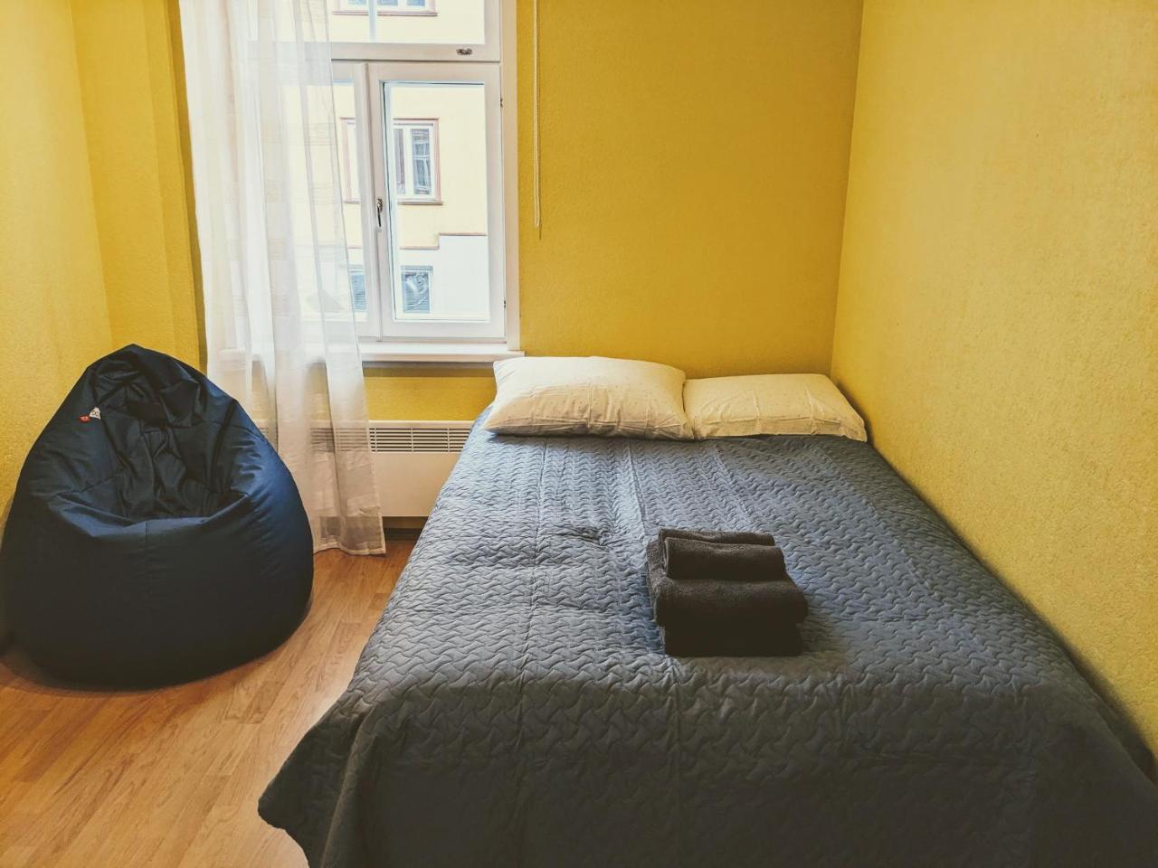 Peaceful studio with desk & free parking near city center