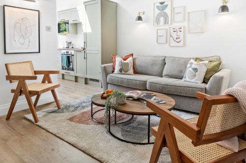 Cosy & Bright Home with Backyard in Southsea Portsmouth — 4-Star Luxury Hotel in Portsmouth, United Kingdom