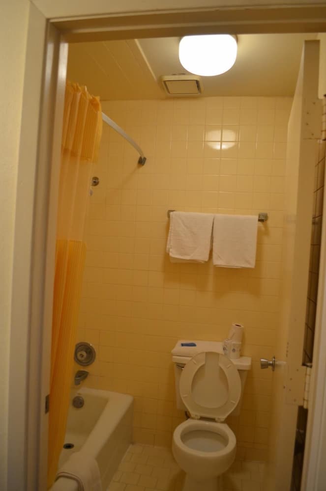 Granbury Inn & Suites - photo 12
