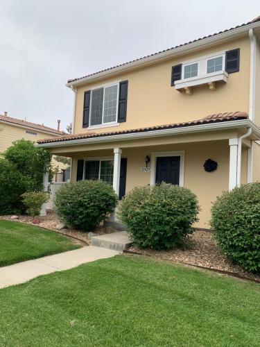 Charming 3 bed 3 bath home super cozy close to DIA — 4-Star Luxury Hotel in Denver, United States