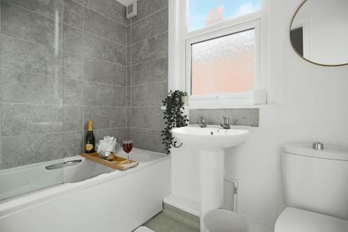 Central House with Free Parking Pool Table Garden Super Fast Wifi and Smart TVs by Yoko Property — 4-Star Luxury Hotel in Northampton, United Kingdom