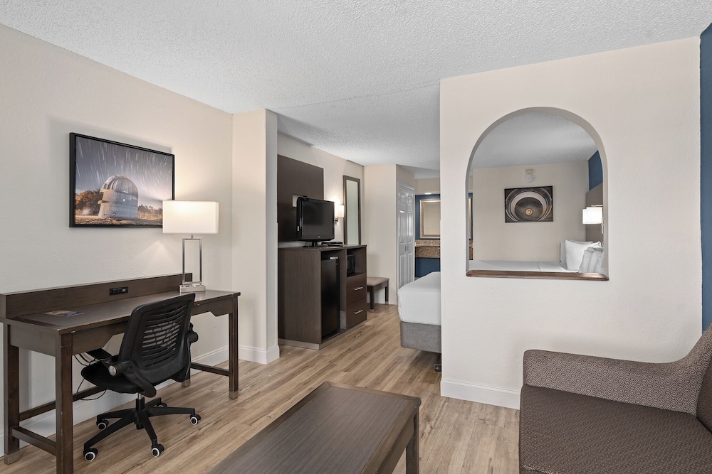 Baymont by Wyndham Orlando East - photo 5